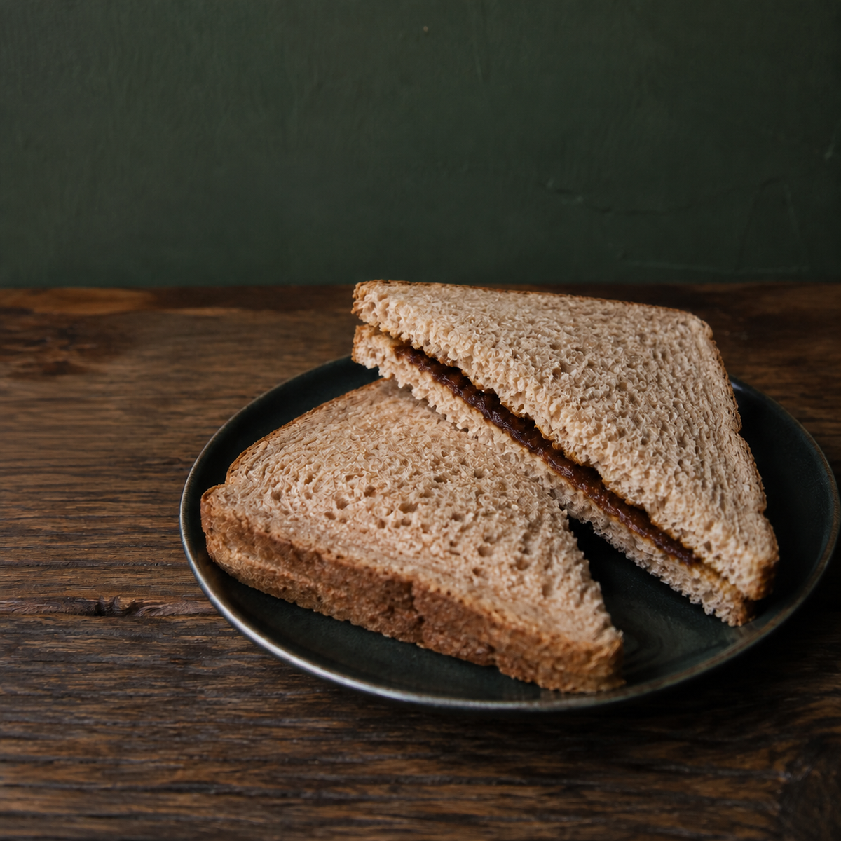 Wholemeal sandwich with yeast extract